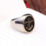 bague vintage Ancre Retro et classique sur un notebook