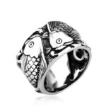 Bague titane retro poisson en relief sur fond blanc